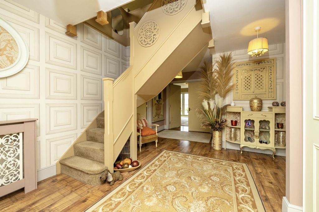 Property photo 2 of 39 Entrance Hall