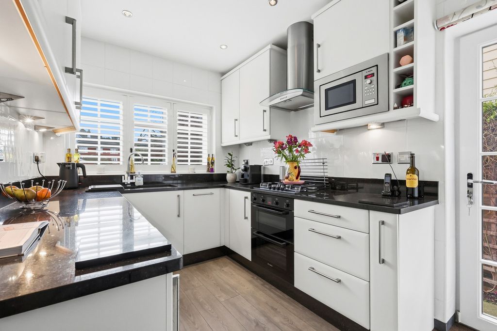 Property photo 3 of 27