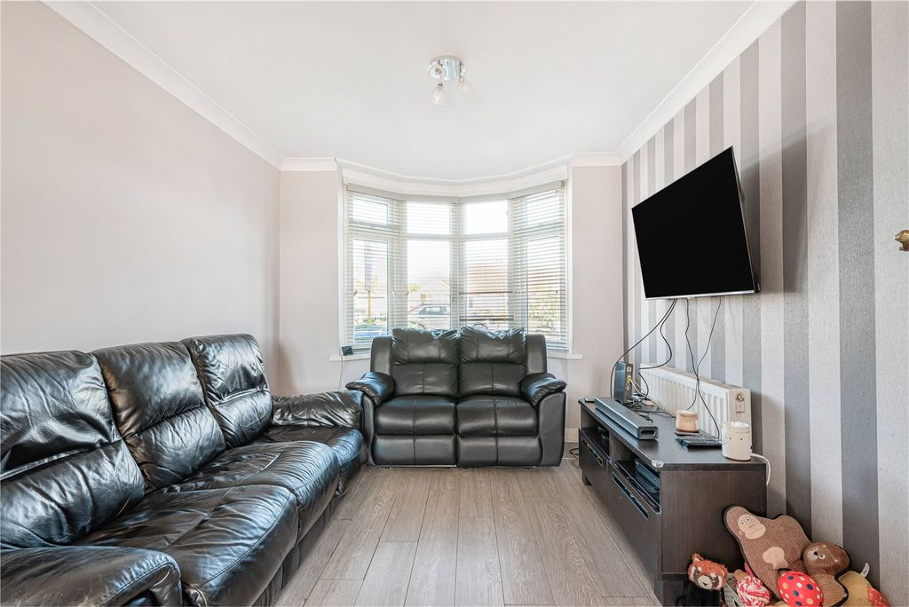 Property photo 2 of 19 Through Lounge