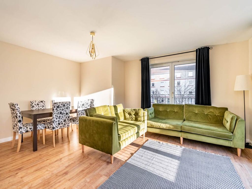 Property photo 3 of 14 61692_18-4-Sinclairplace-003