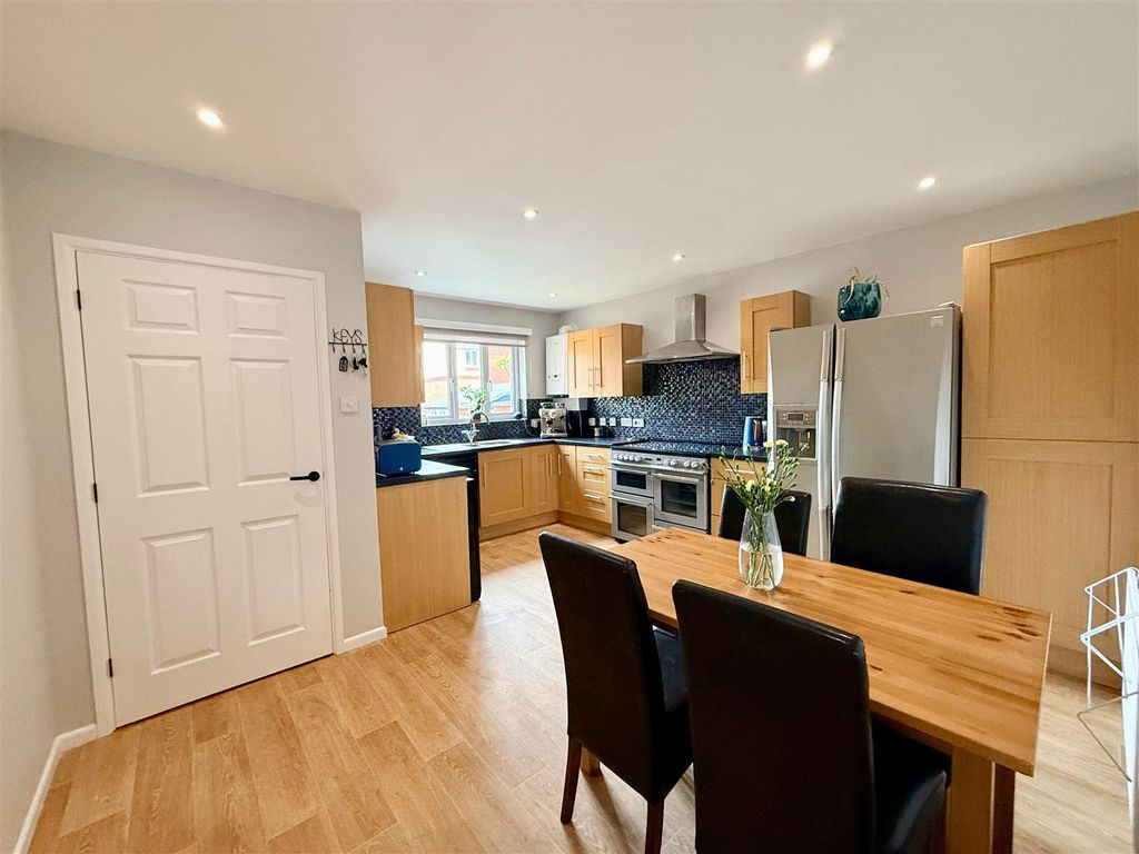 Property photo 3 of 10 Kitchen/Diner