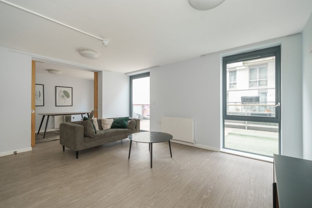 Property photo 3 of 17 3_6_Lakeside_Way_...