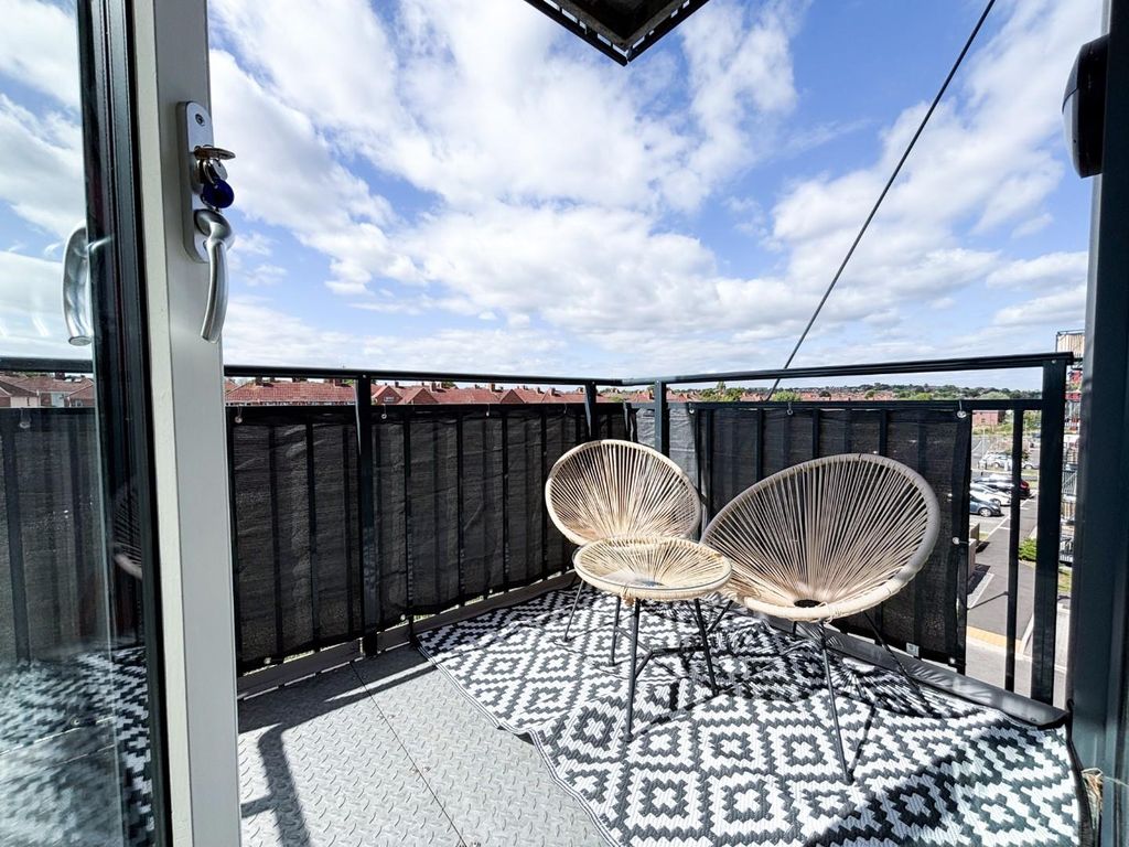 Property photo 3 of 21 Balcony