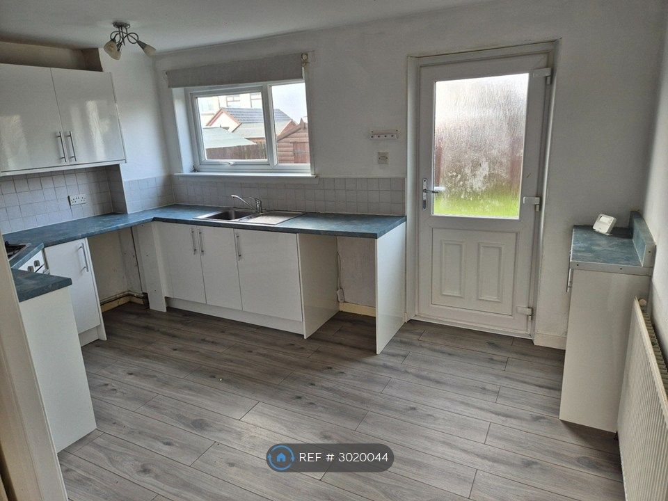 Property photo 3 of 9 Large Kitchen