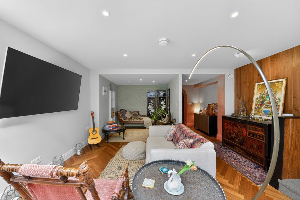 Property photo 1 of 13 Peto Place