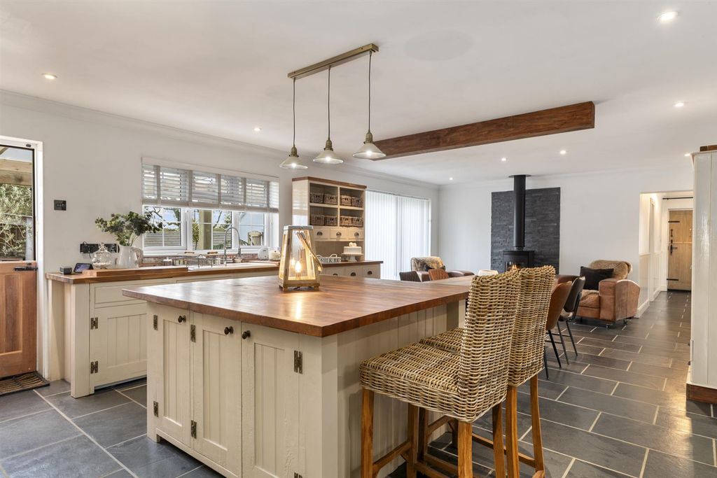Property photo 2 of 91 0002-Furzton-Cottages-0010.Jpg