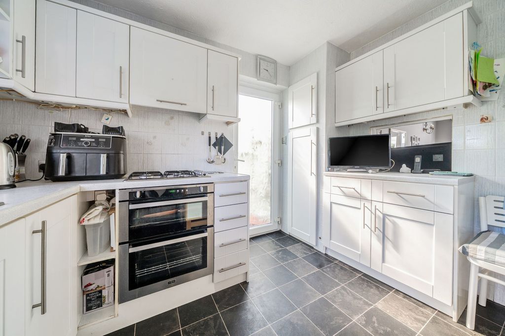 Property photo 3 of 11 Kitchen