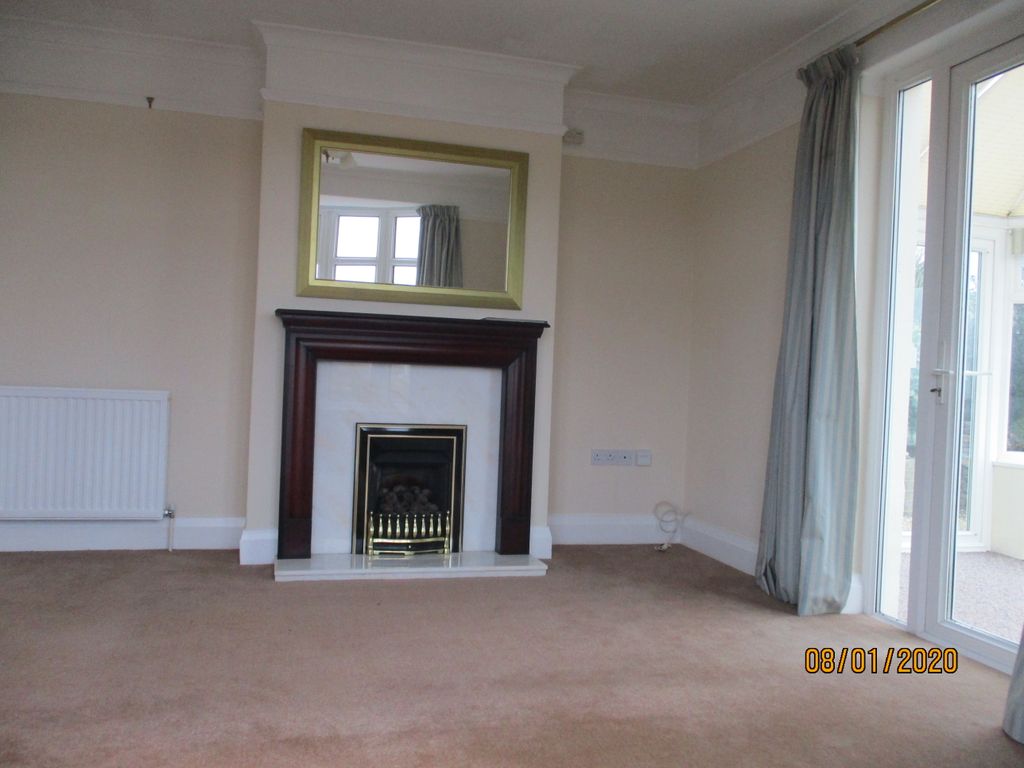 Property photo 3 of 11 Lounge
