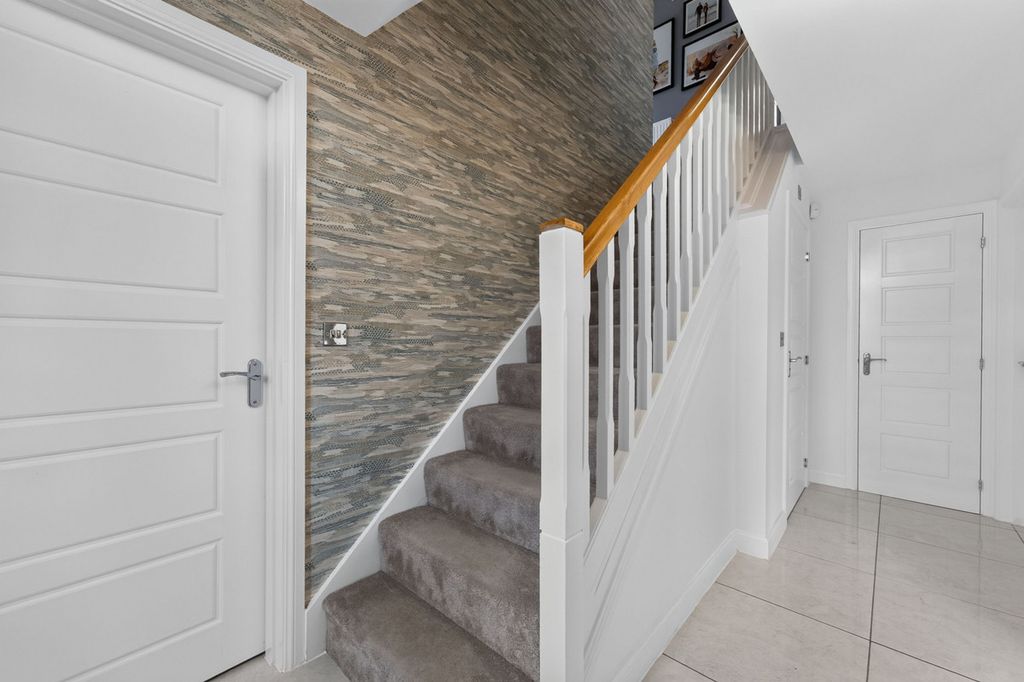 Property photo 3 of 49