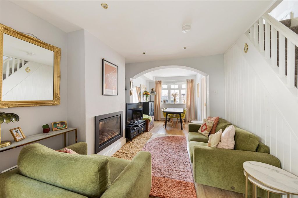 Property photo 2 of 38 Gladstone Road, Ig9