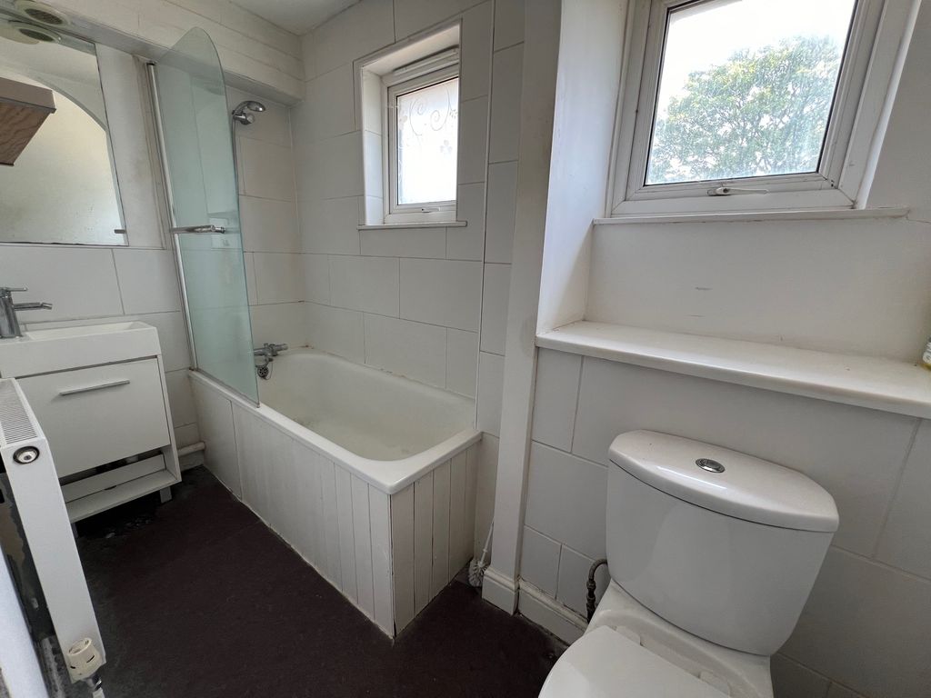 Property photo 3 of 4 Bathroom