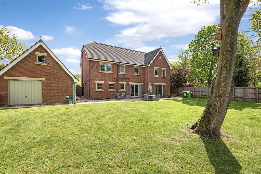 Property photo 2 of 33 22 Downing Close Ph07.Jpg