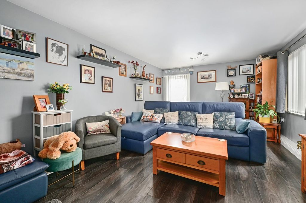 Property photo 3 of 16 Warwick Road