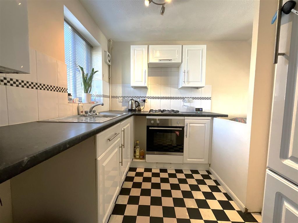 Property photo 2 of 11 Kitchen