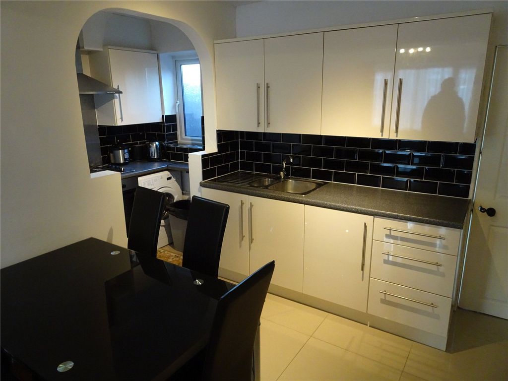 Property photo 2 of 8 Kitchen