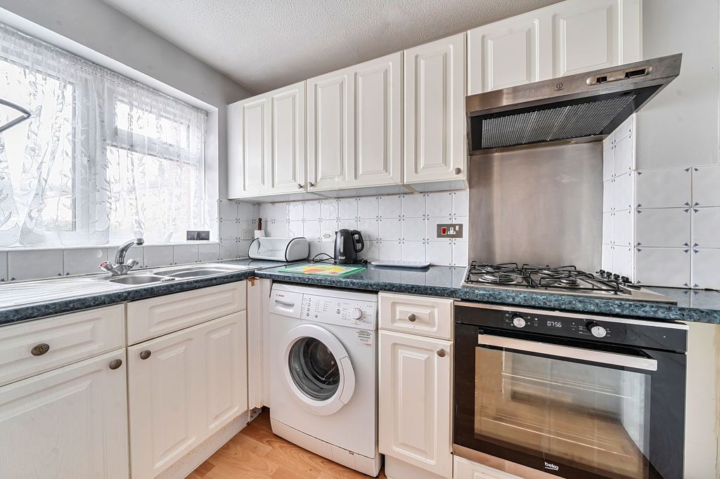 Property photo 2 of 11 Kitchen