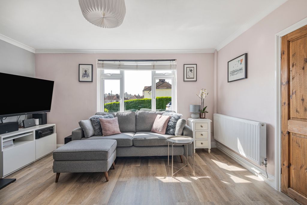 Property photo 3 of 38 Lounge