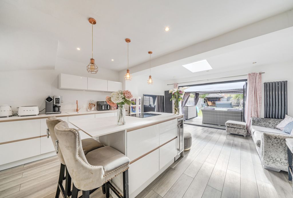 Property photo 3 of 22 1354225-11-68c7De...