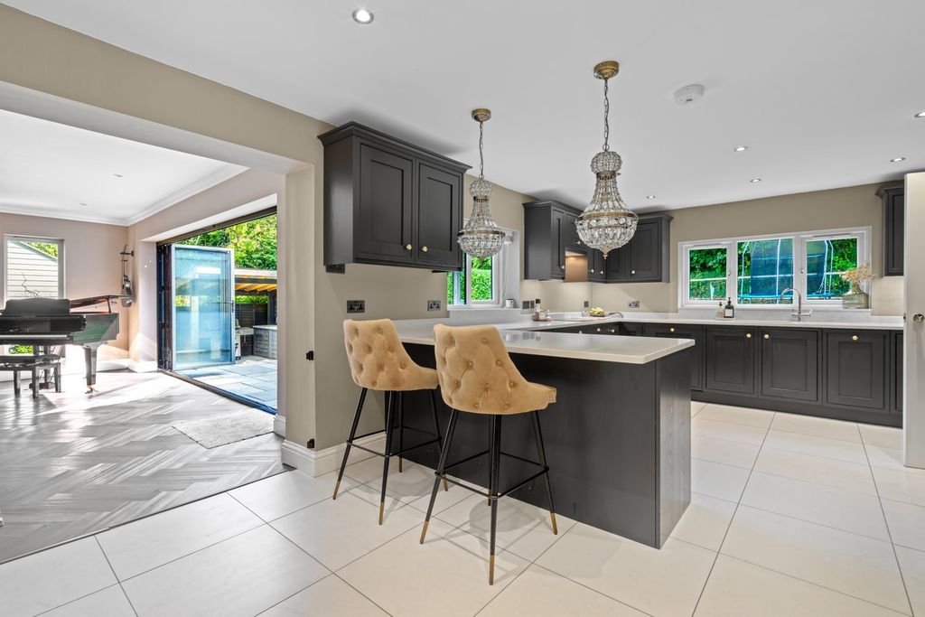 Property photo 2 of 28