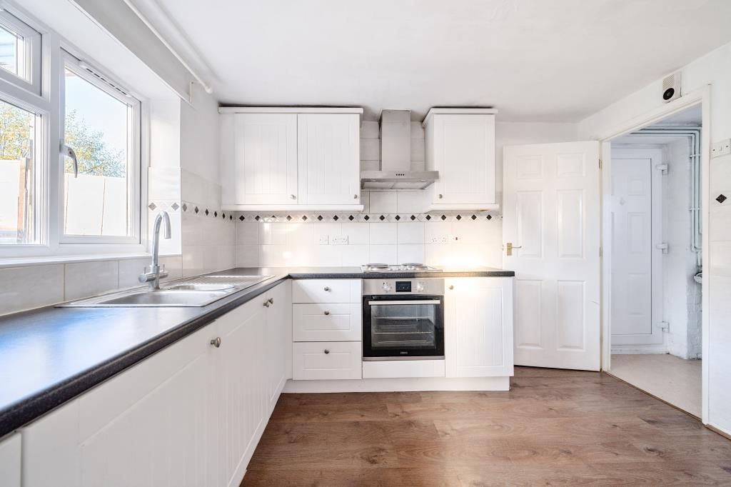 Property photo 3 of 19 Kitchen