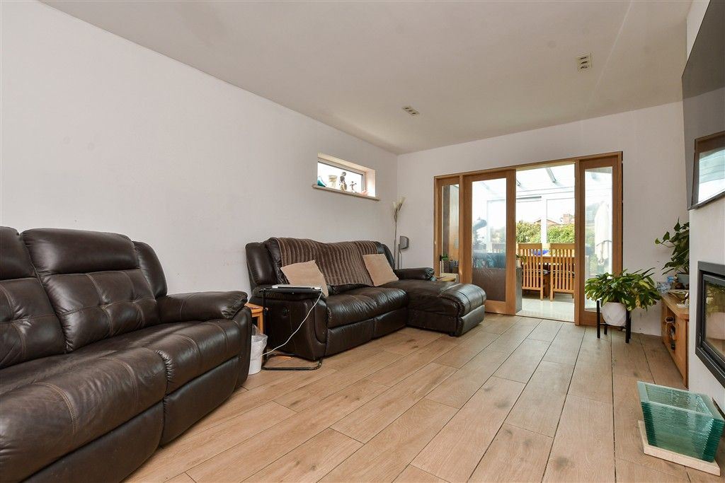 Property photo 3 of 13 Lounge