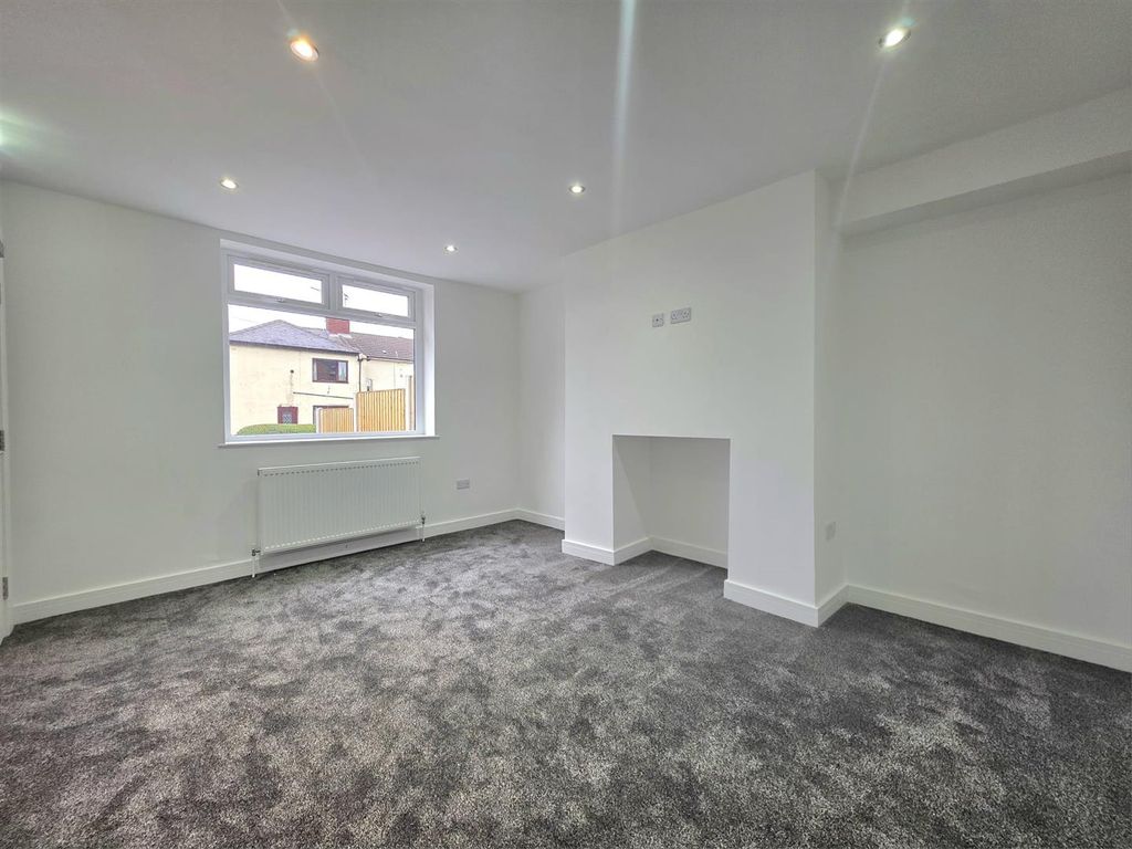 Property photo 3 of 12 Shared Lounge