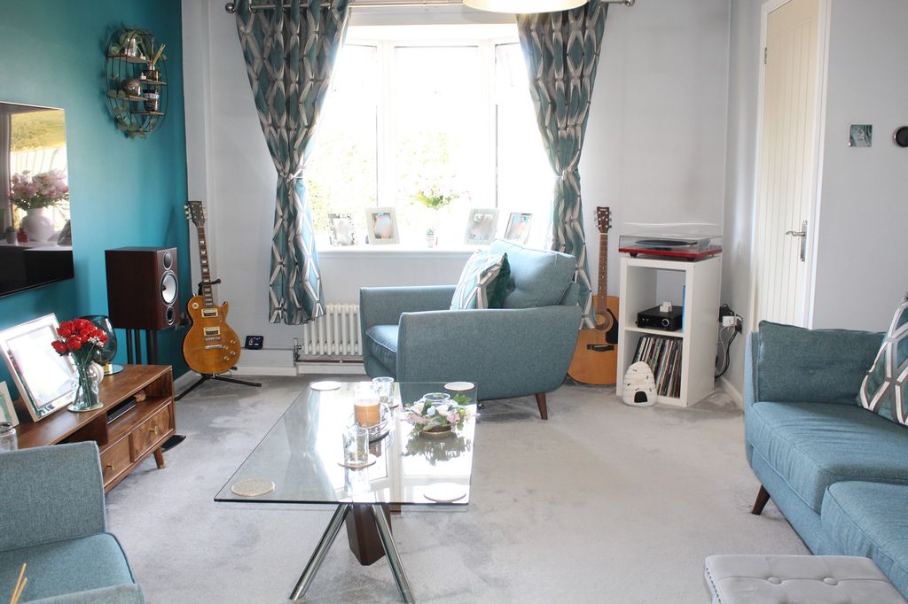 Property photo 3 of 13 Lounge