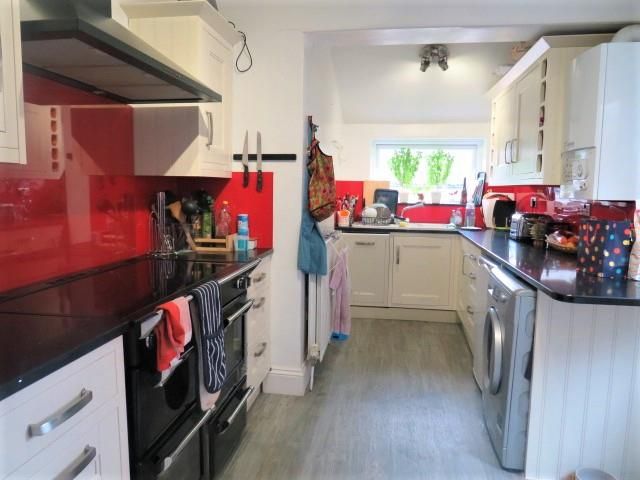 Property photo 2 of 11 Kitchen