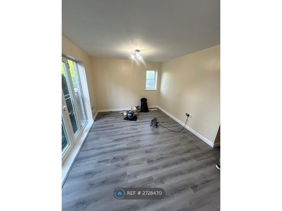 Property photo 1 of 16 Spacious Living Room