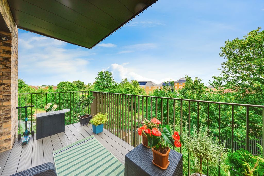Property photo 2 of 20 Balcony