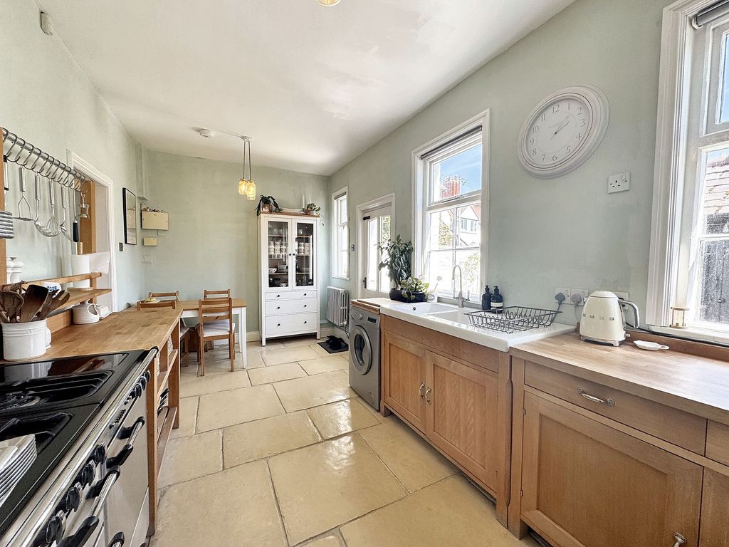 Property photo 3 of 33