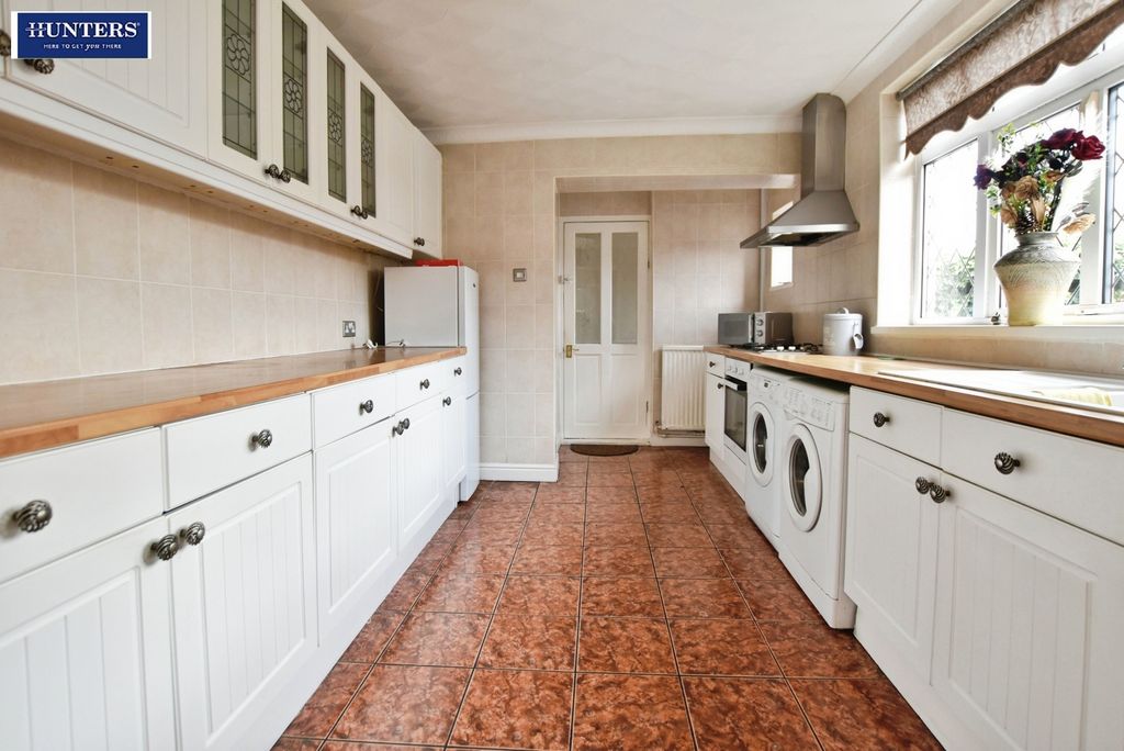 Property photo 3 of 19 Kitchen