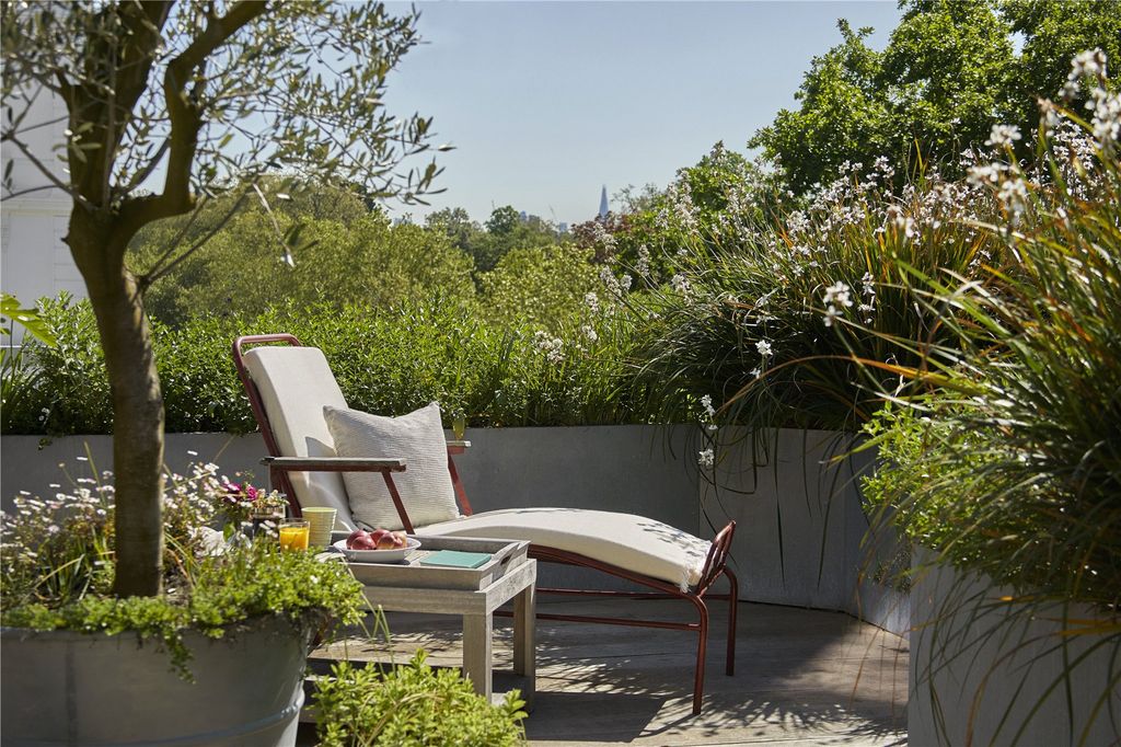 Property photo 2 of 20 Roof Garden