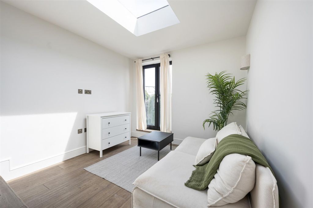 Property photo 2 of 30 Sebert Road, E7