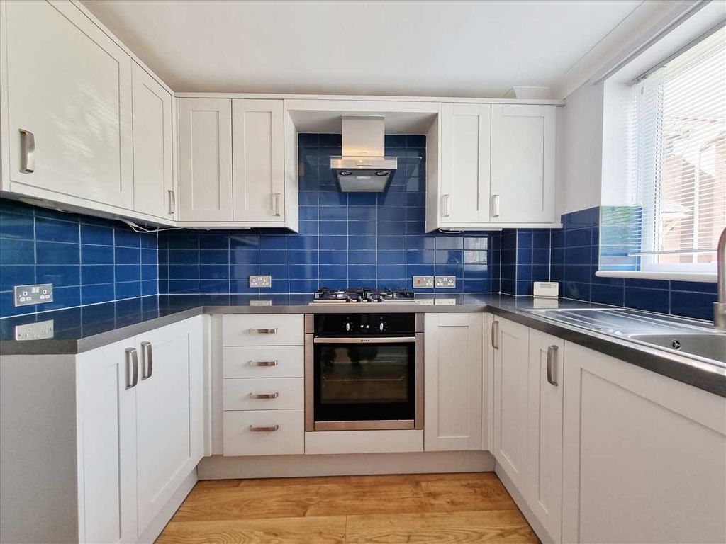 Property photo 2 of 7 Kitchen: