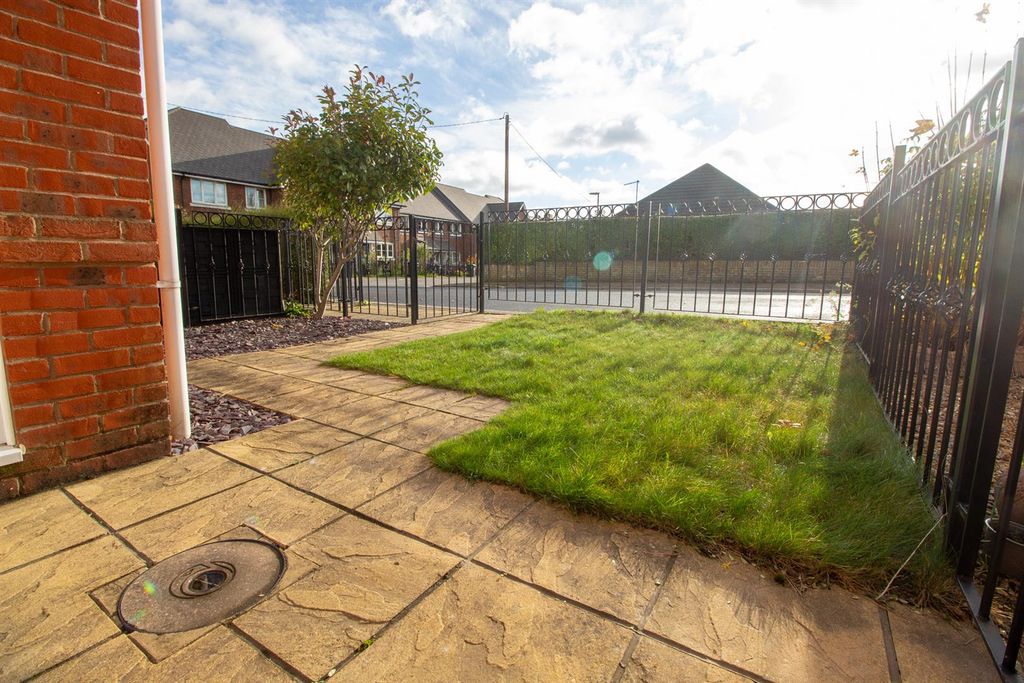 Property photo 2 of 9 Garden