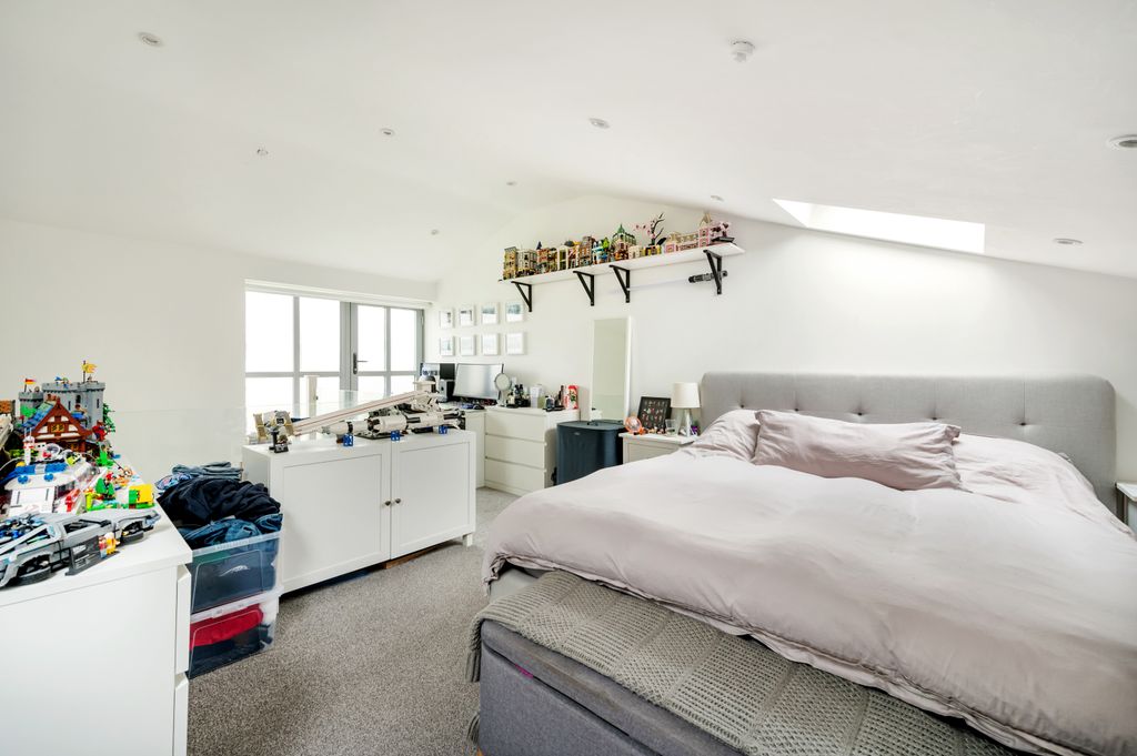 Property photo 3 of 16 May 2024-10.Jpg