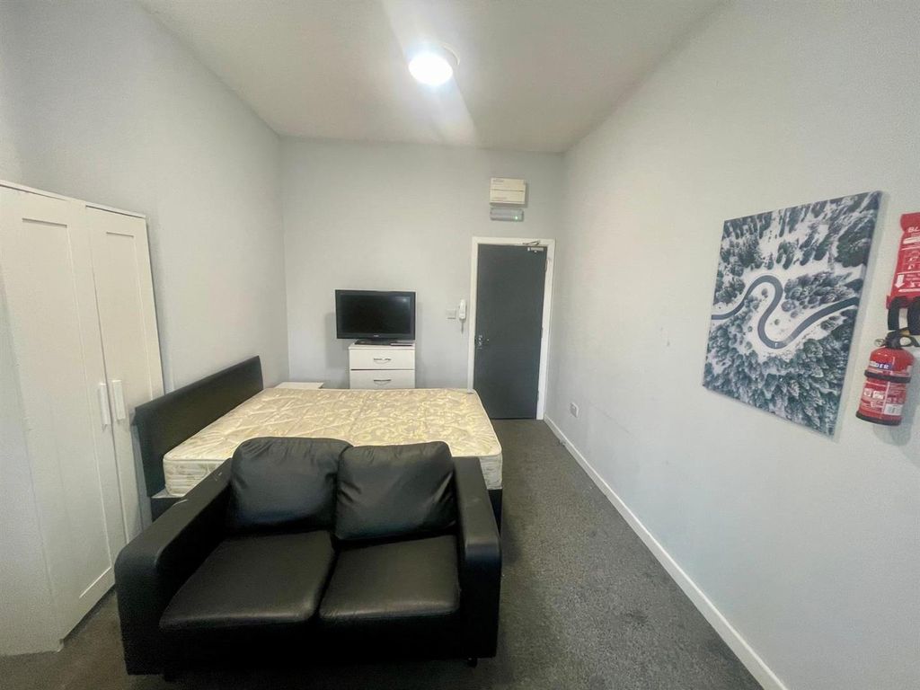 Property photo 1 of 11 Open Plan Bedroom/Kitchenette