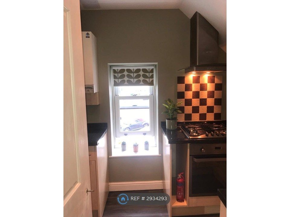 Property photo 3 of 11 Kitchen