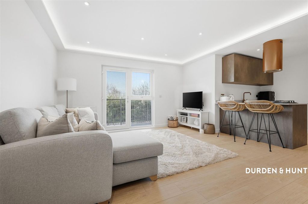 Property photo 2 of 18 London Road