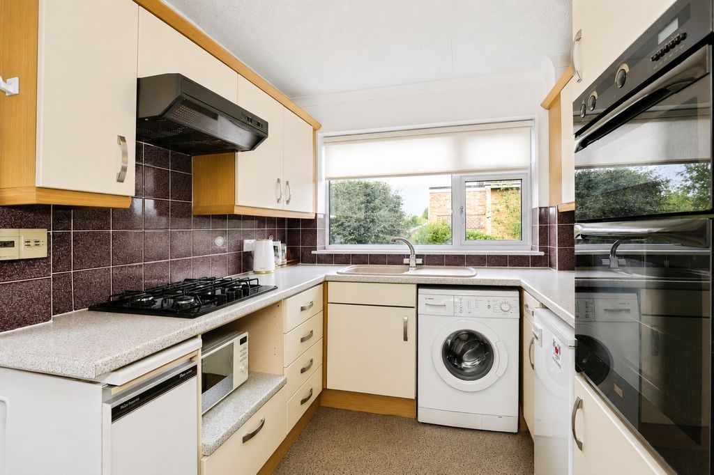 Property photo 3 of 11 Kitchen