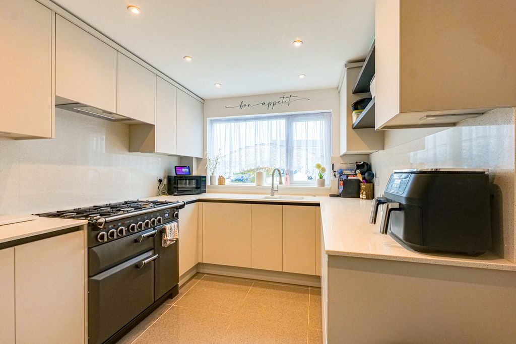 Property photo 2 of 28