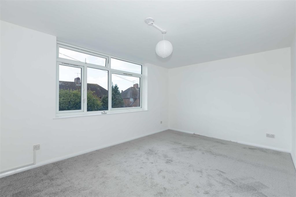 Property photo 3 of 8 Broadwater Blvd.Jpg