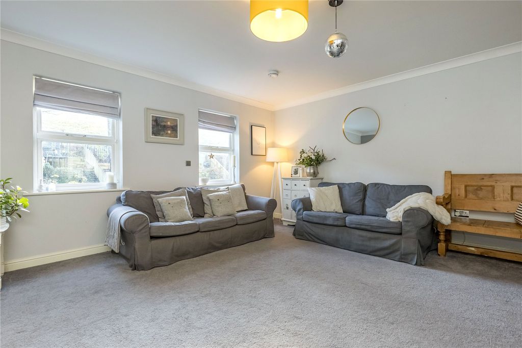 Property photo 3 of 22 Lounge