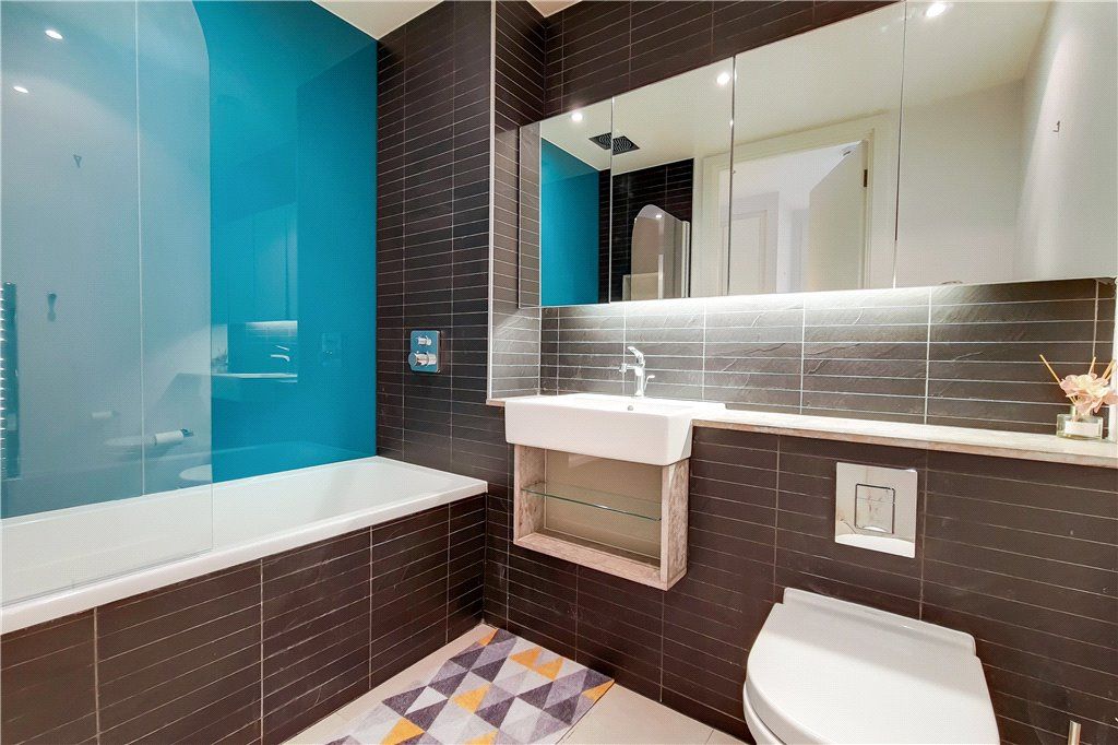 Property photo 3 of 10 Bathroom