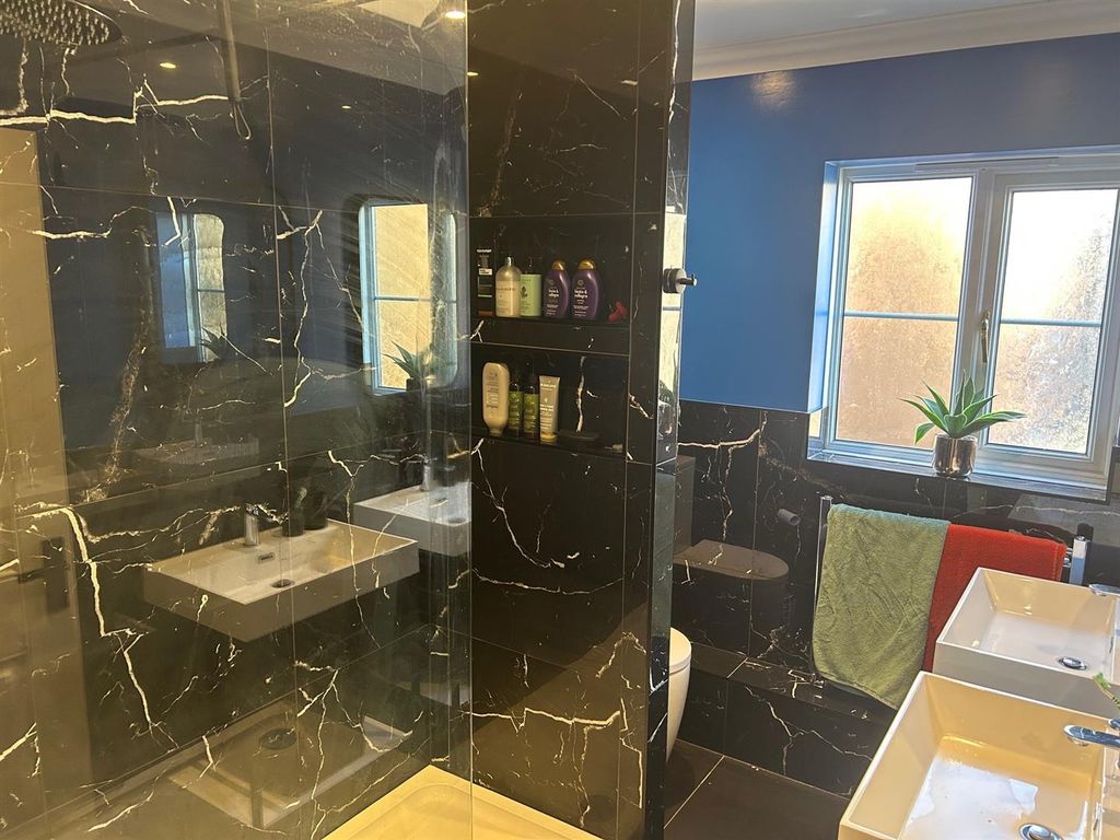 Property photo 3 of 14 Bathroom.Jpg