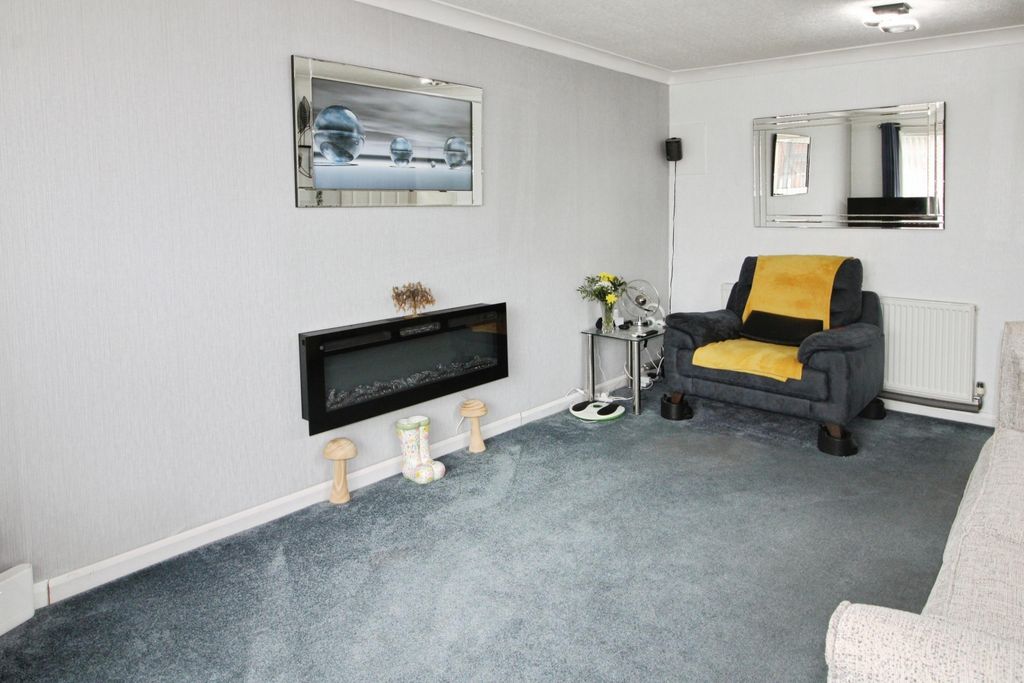 Property photo 3 of 24 Lounge