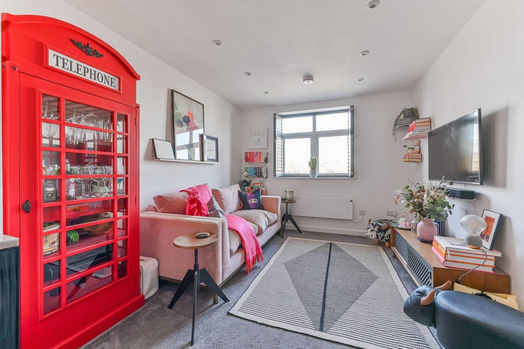 Property photo 2 of 8