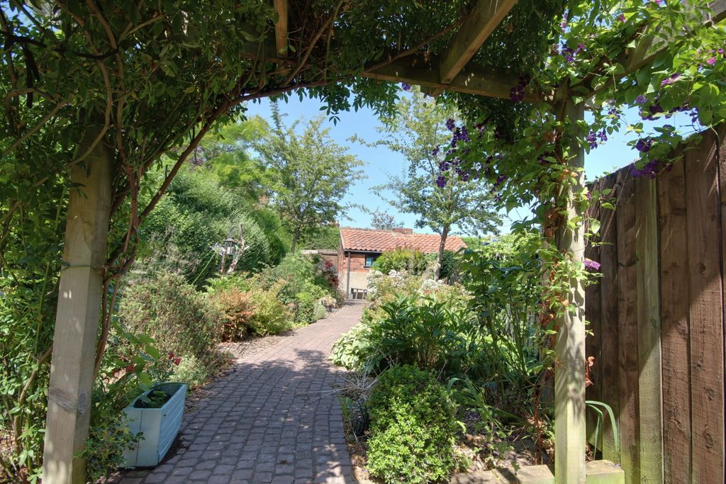 Property photo 2 of 21 1 Garden B
