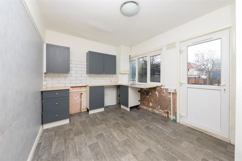 Property photo 3 of 8 Kitchen